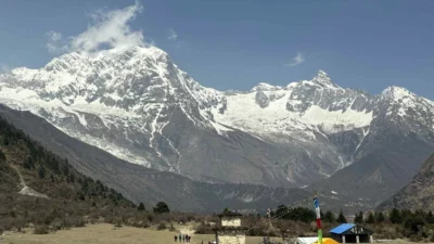 Manaslu Circuit Trek vs. Everest View Trek – Which Himalayan Adventure is Perfect for You?